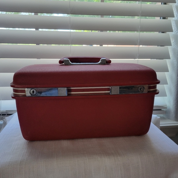 Vintage Red Travel Case - Picture 2 of 13
